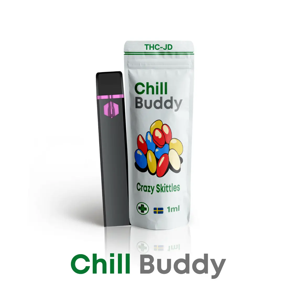 Produktbild av Chill Buddy THC-JD vape med smaken Crazy Skittles. Förpackningen visar en illustration av färgglada skittles och är märkt med 'Chill Buddy' samt THC-JD. Vape-pennan är svart med en lila accent, och förpackningen specificerar innehållet på 1 ml. Designen lyfter fram en lekfull och fruktig smakprofil, vilket gör den idealisk för SEO-optimerade artiklar om smaksatta cannabisvapes, THC-JD produkter, och Crazy Skittles smaker.