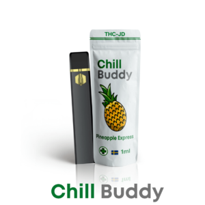 Produktbild av Chill Buddy THC-JD vape med smaken Pineapple Express. Förpackningen visar en ananasillustration och är märkt med 'Chill Buddy' samt THC-JD. Vape-pennan är svart med guldaccent, och förpackningen specificerar innehållet på 1 ml. Designen framhäver en tropisk och fruktig smakprofil, vilket gör bilden optimal för SEO-optimerade artiklar om smaksatta cannabisvapes, THC-JD produkter, och Pineapple Express vaping.