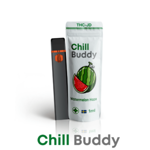 Produktbild av Chill Buddy THC-JD vape med smaken Watermelon Haze. Förpackningen visar en vattenmelonillustration och är märkt med 'Chill Buddy' samt THC-JD. Vape-pennan är svart med orange accent, och förpackningen specificerar innehållet på 1 ml. Designen framhäver hög kvalitet och en fräsch, fruktig smakprofil, idealisk för SEO-optimerade artiklar om cannabisvaping, THC-JD produkter, och Watermelon Haze smaker.