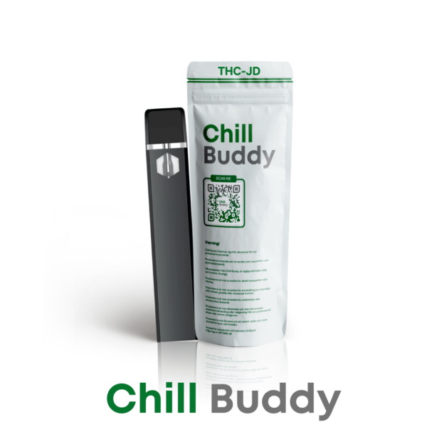 Produktbild av Chill Buddy THC-JD vape med förpackning. Förpackningen är märkt med 'Chill Buddy' och inkluderar en QR-kod för produktinformation. Vape-pennan är svart med en silveraccent, vilket ger ett stilrent och modernt utseende. Förpackningen specificerar innehållet och THC-JD-produkten, vilket framhäver kvalitet och transparens. Bilden är idealisk för SEO-optimerade artiklar om THC-JD produkter, cannabisvaping, och högkvalitativa vapeprodukter.