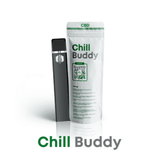 Produktbild av Chill Buddy CBD vape med förpackning. Förpackningen är märkt med 'Chill Buddy' och inkluderar en QR-kod för produktinformation. Vape-pennan är svart med en silveraccent, vilket ger ett stilrent och modernt utseende. Förpackningen specificerar innehållet och CBD-produkten, vilket framhäver kvalitet och transparens. Perfekt för SEO-optimerade artiklar om CBD-vaping och högkvalitativa vapeprodukter.