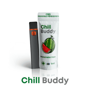 Produktbild av Chill Buddy CBD vape med smaken Watermelon Haze. Förpackningen visar en vattenmelonillustration och är märkt med 'Chill Buddy' samt 98% CBD. Vape-pennan är svart med orange accent, och förpackningen specificerar innehållet på 1 ml. Designen framhäver hög kvalitet och en fräsch, fruktig smakprofil, idealisk för SEO-optimerade artiklar om CBD-vapes, Watermelon Haze smaker och högkvalitativa CBD-produkter.