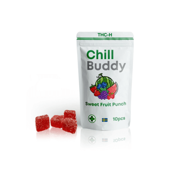 Produktbild av Chill Buddy THC-H gummies med smaken Sweet Fruit Punch. Förpackningen visar en fruktig illustration av vattenmelon, jordgubbar, blåbär och vindruvor och är märkt med 'Chill Buddy' samt THC-H. Produkten innehåller 10 gummies, 5 mg vardera. Bredvid förpackningen ligger flera röda, sockrade gummies. Designen framhäver hög kvalitet och fruktig smak, idealisk för SEO-optimerade artiklar om THC-H edibles, cannabis gummies och smaksatta produkter.